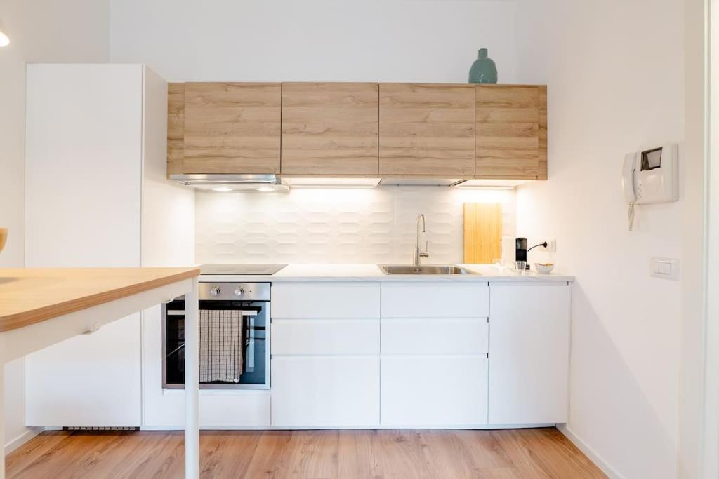Luxury 1 Bedroom Apartment, Close To San Siro, Fiera And 10 Min Metro To Duomo Milan Exterior photo