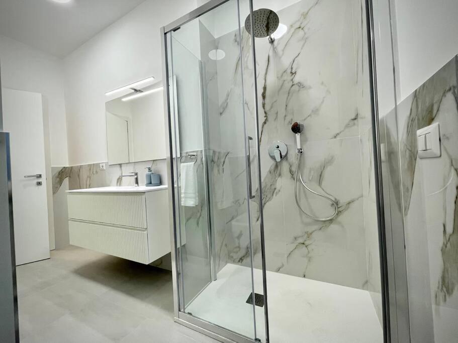 Luxury 1 Bedroom Apartment, Close To San Siro, Fiera And 10 Min Metro To Duomo Milan Exterior photo